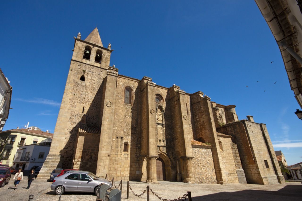 Cáceres: las iglesias de San Juan y Santiago