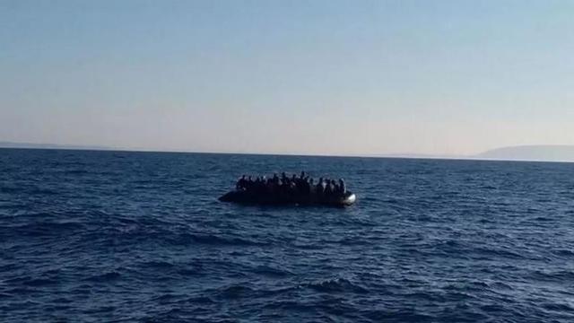 Archivbild eines überfüllten Migrantenboots in balearischen Gewässern.