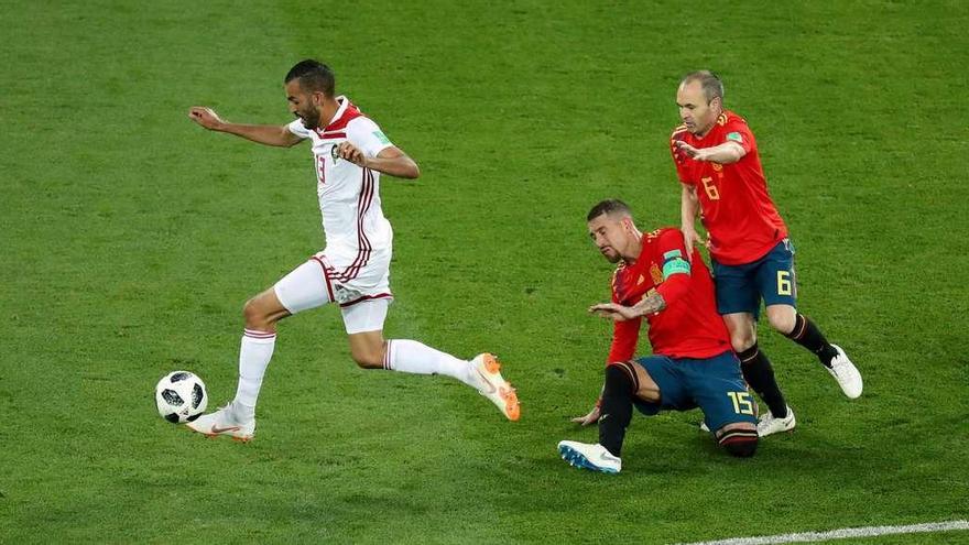 Boutaib se escapa con el balón aprovechando el choque de Sergio Ramos e Iniesta para marcar el primer gol de Marruecos.