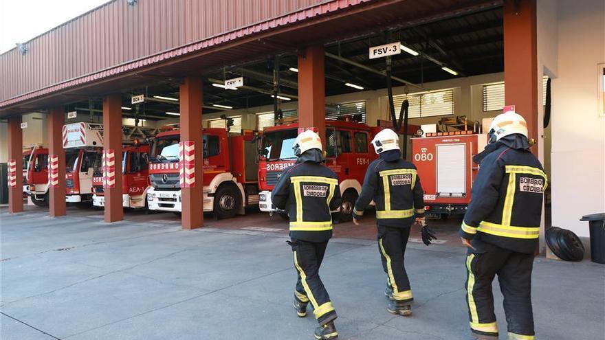 Los bomberos de Córdoba auxilian a dos personas que se habían caído en sus casas