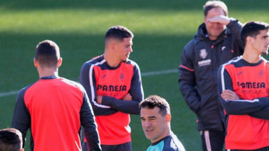 El jugador junto a Gerard y Luis en una sesión preparatoria.