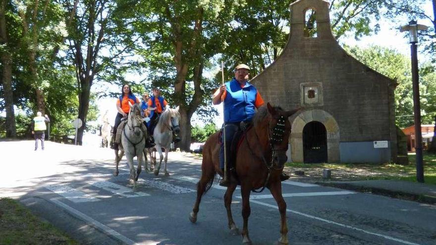 Participantes en la ruta a caballo, a su paso por la capilla de San Roque.