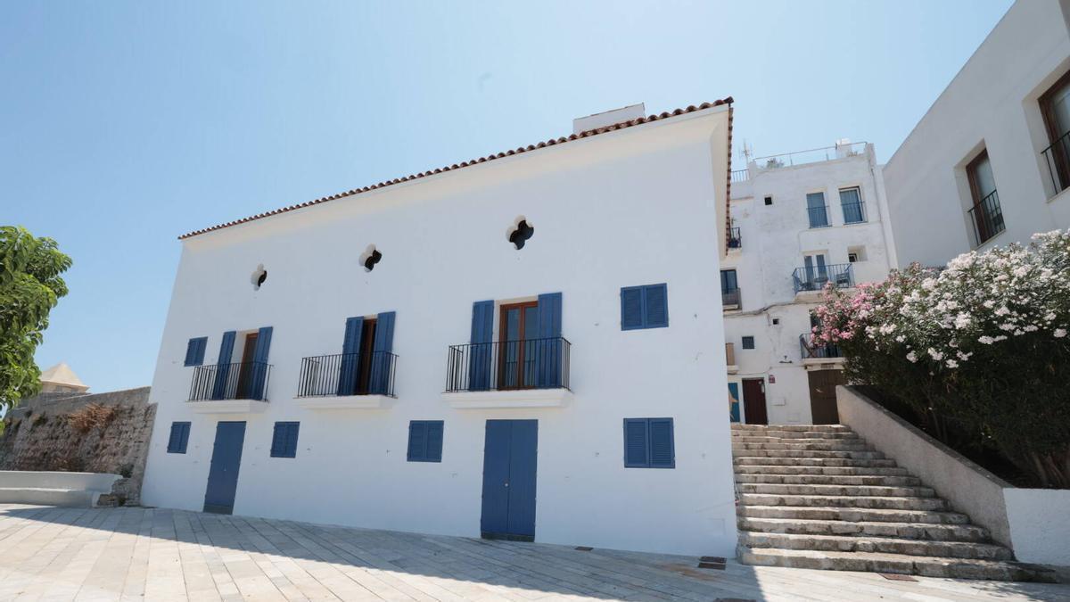 Fachada del edificio rehabilitado, que está en la Plaça de sa Riba, en el puerto de Ibiza.