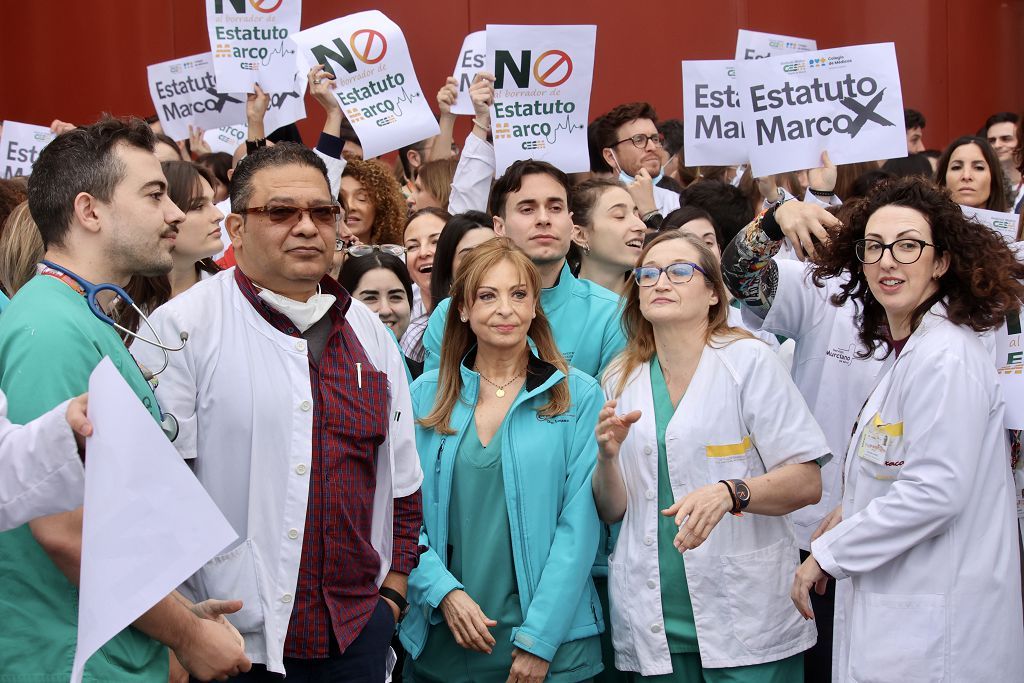 La protesta de los médicos contra el Estatuto Marco de Sanidad a las puertas de la Arrixaca, en imágenes
