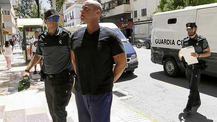 Shane Looker, ayer, cuando era conducido por la Guardia Civil al juzgado de Eivissa.