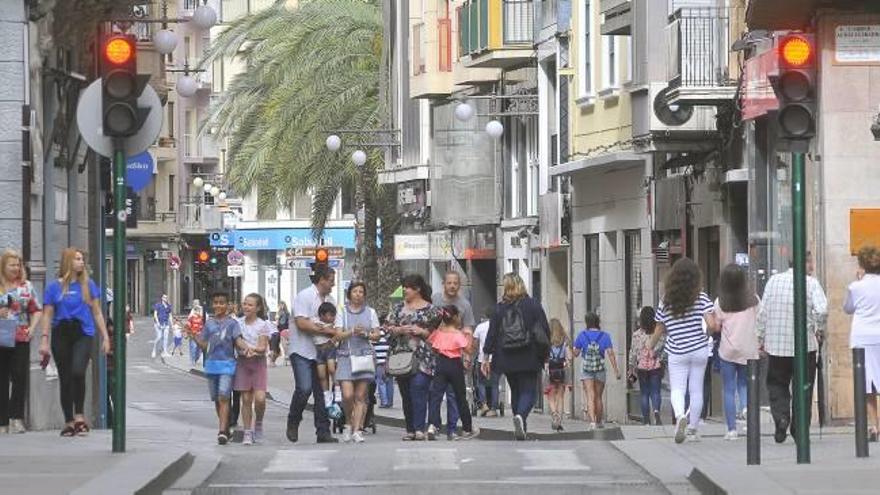 Peatones en la calle Corredora, que cuenta con varios locales vacíos, cortada al tráfico ayer.
