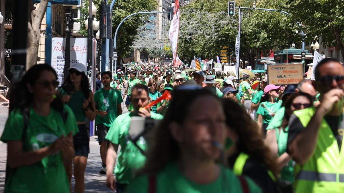 Los docentes vuelven a salir a la calle en la tercera semana de huelga de educación
