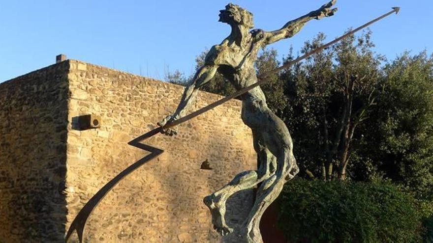 L&#039;escultura que ha estat robada de la plaça del poble.