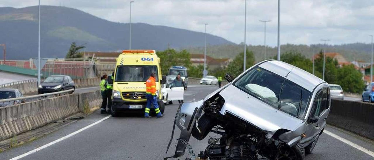 Una ambulancia del 061 presta asistencia a los heridos de un accidente de tráfico en la autovía de Marín. // Gustavo Santos