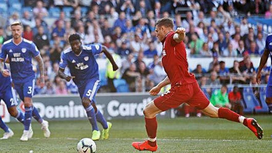 El capità Milner en l&#039;acció del segon gol, des del punt de penal