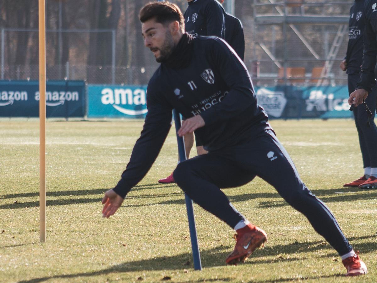 Liberto Beltrán, en el entrenamiento del Huesca esta mañana en la base aragonesa.
