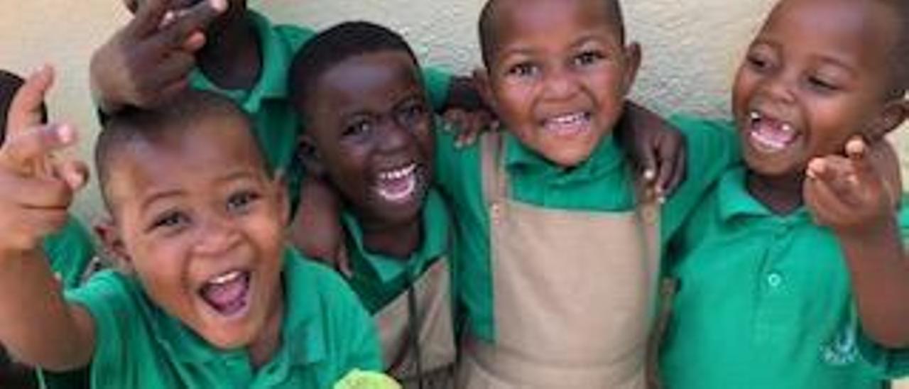 Niños de la escuela de Kibuye (Ruanda) fundada por Ángela Huergo