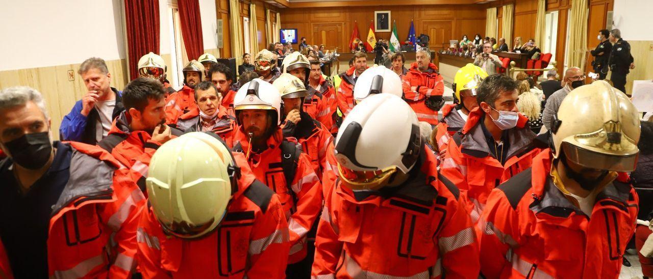 Protesta de los bomberos de Córdoba, en el salón de plenos del Ayuntamiento de Córdoba el pasado mes de abril.