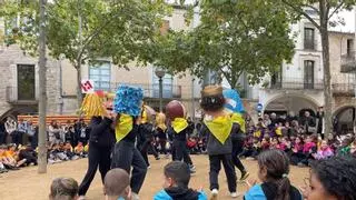 Gegants, capgrossos, cavallets i dracs fets pels alumnes de Banyoles omplen de festa la plaça Major