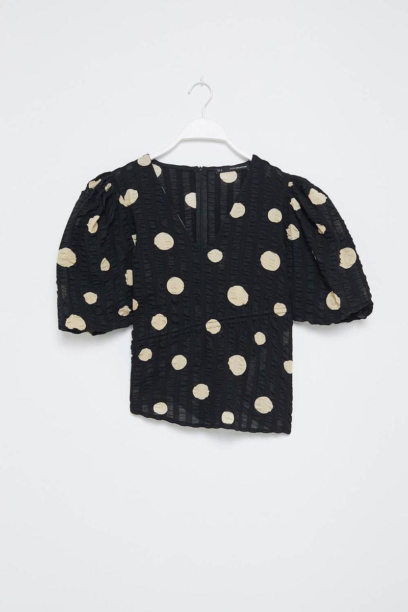 Blusa de lunares de Sfera. (Precio: 29,99 euros)