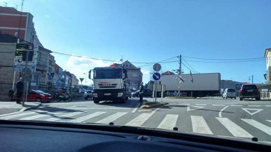 Camiones bloqueando la rotonda de Almacén en Moaña. // S.Á.