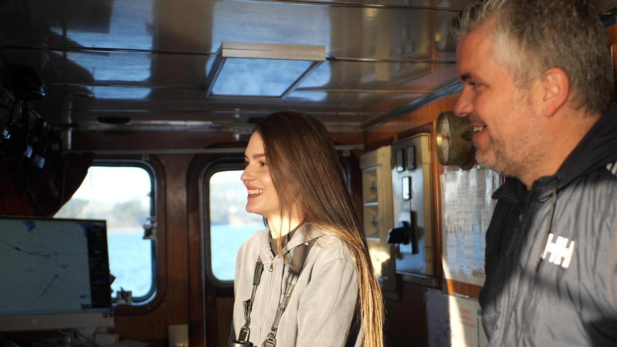 La bióloga y observadora Elisa García con el armador Óscar Iglesias, presidente de los cerqueros de ARVI