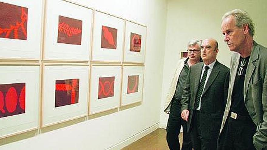 Jan Hendrix, primero por la derecha, junto a Ignacio Riestra y Fernando Cordero, comisario de la exposición.