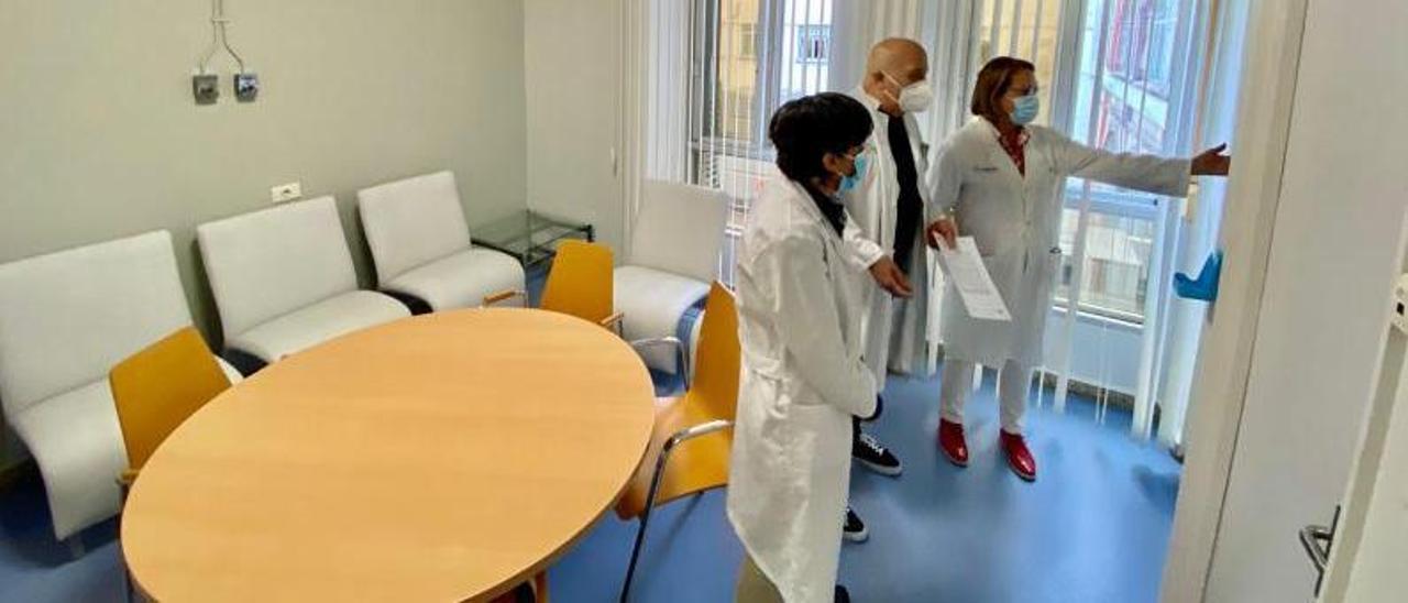 El doctor Labrador, la supervisora Bermúdez y la enfermeda Martínez visitando el espacio reformado.   | // FDV