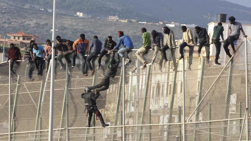 50 inmigrantes entran en Melilla tras un asalto «masivo y violento»