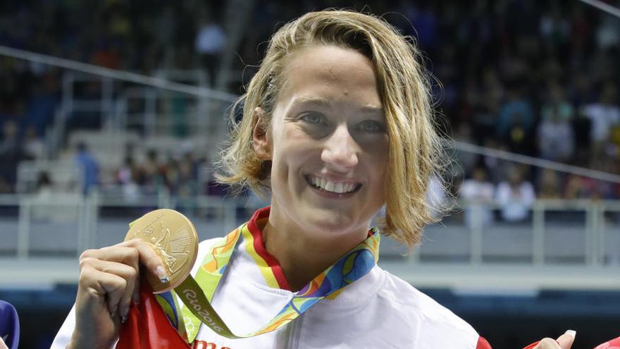 Mireia Belmonte con el oro logrado en 200 mariposa.