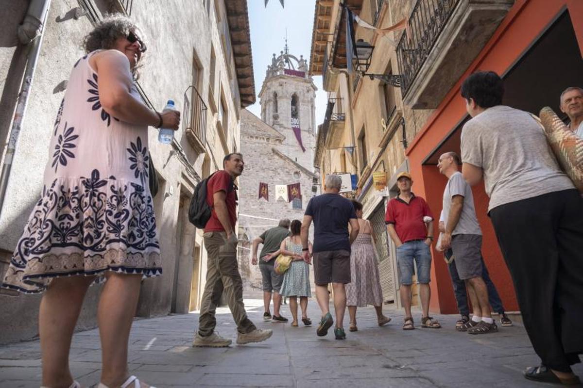 Passejant pel carrer Sant Antoni, amb l’església al fons
