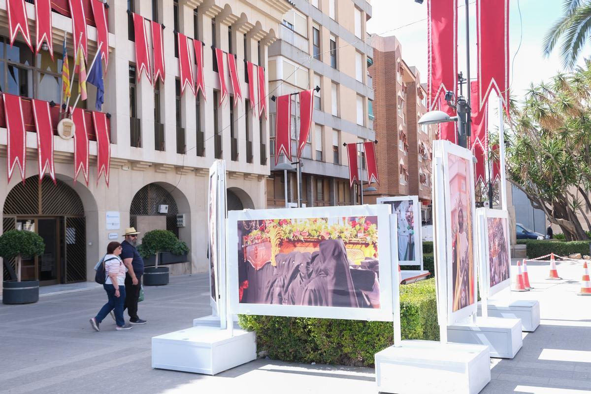 La exposición retrata también las nueve imágenes que procesionan durante estos días por las principales calles de la localidad.