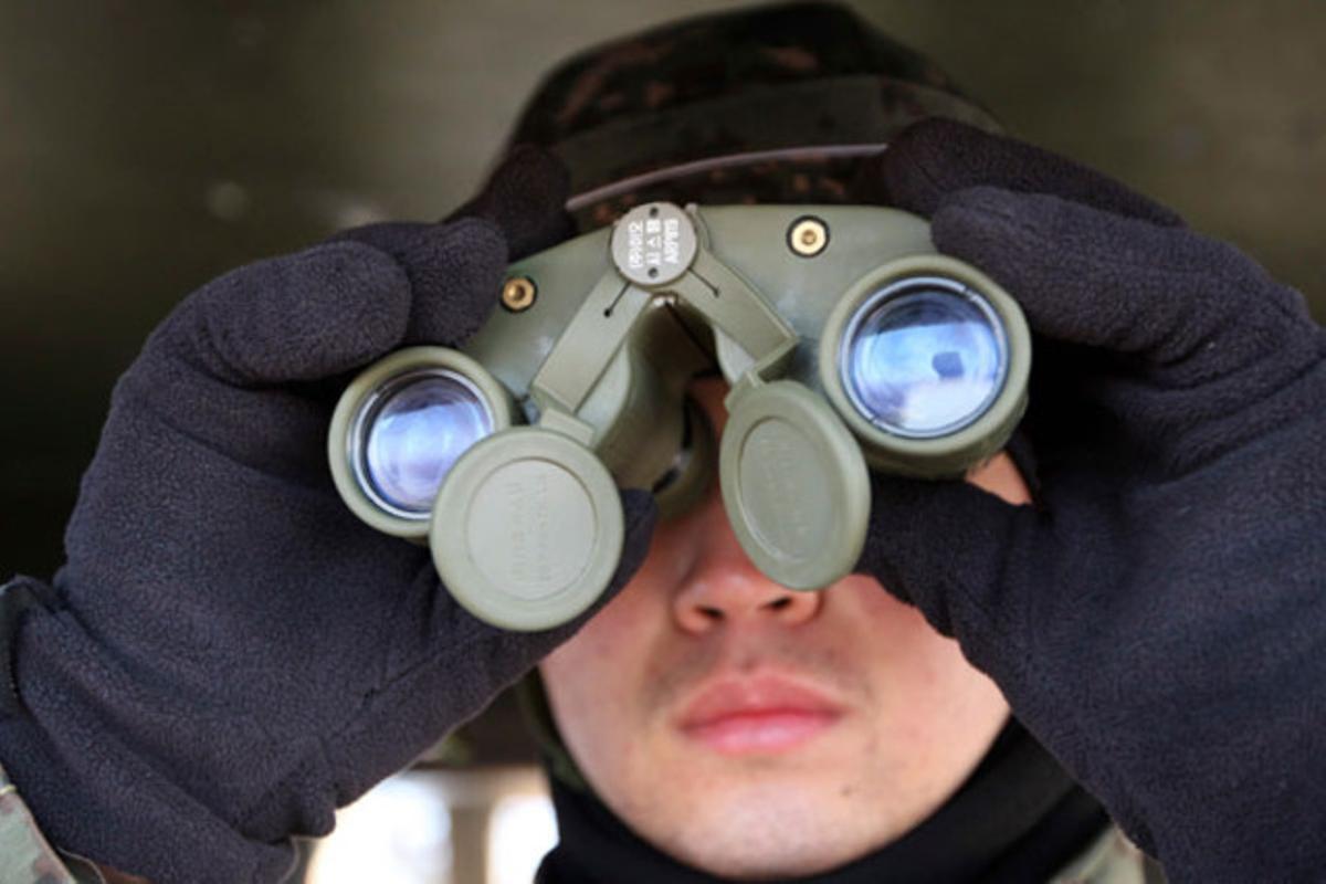 Un soldat sud-coreà mira cap al nord durant una guàrdia a Cheolwon, al nord-est de Seül (Corea del Sud).