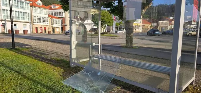 Rebentan por segunda vez a marquesiña da praza Castelao en Corcubión