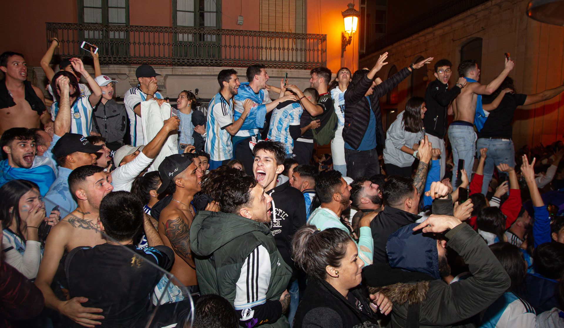 Aficionados argentinos celebran la victoria de su selección en las calles de Alicante