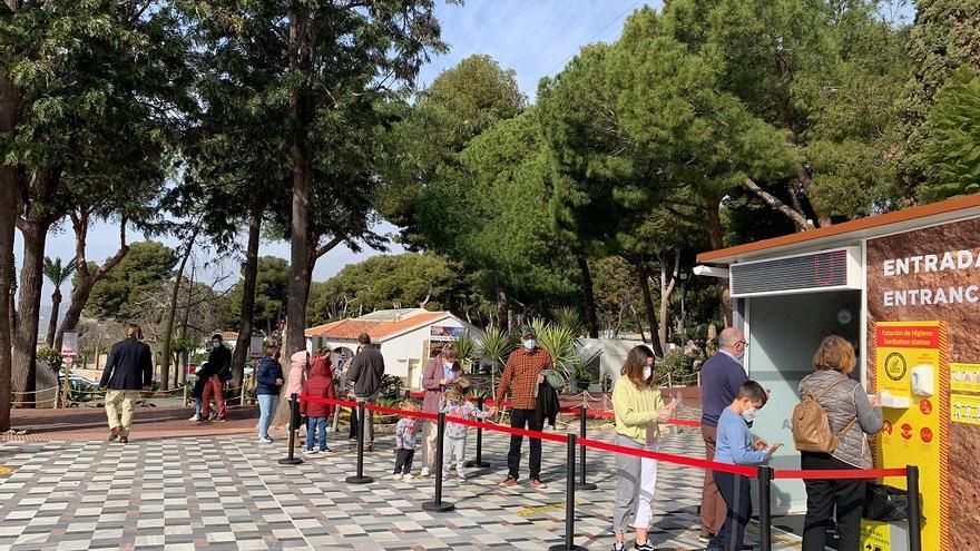 Turistas en la entrada a la Cueva de Nerja