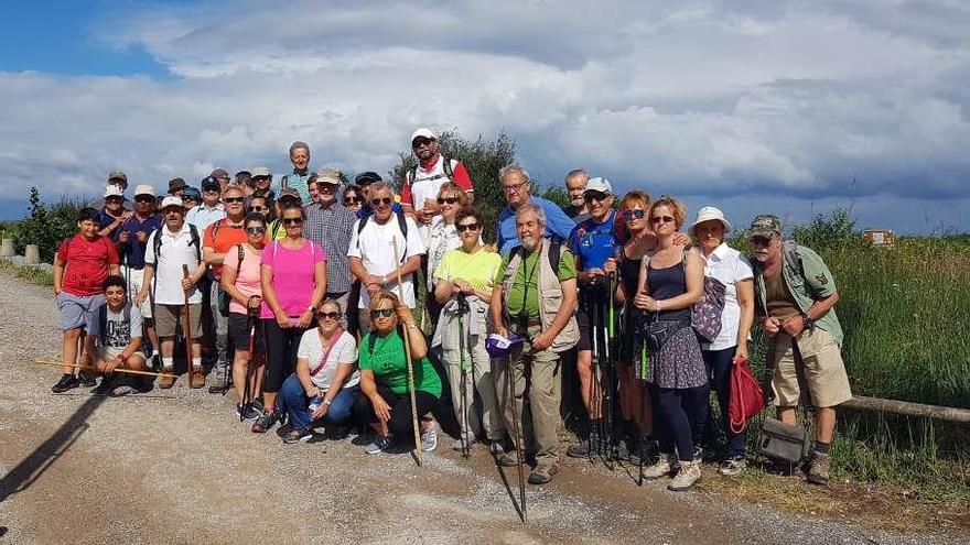 Los &quot;Amigos de Ribadesella&quot;, peregrinos en el Camino por un día