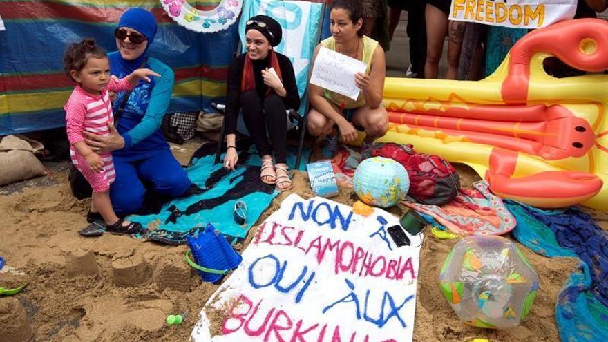 Defensoras de burkini convierten la Embajada francesa de Londres en una playa