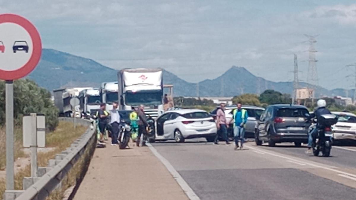 Imagen de los coches implicados en el accidente y de las retenciones provocadas.