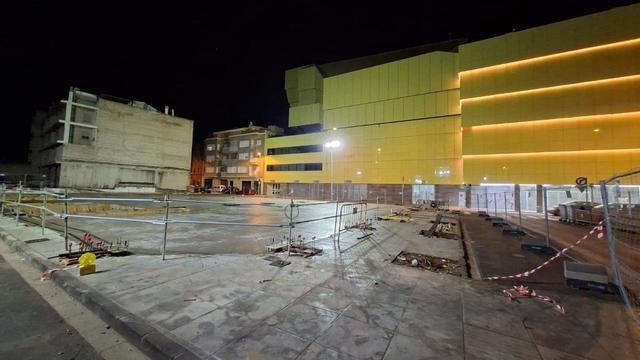 La plaza Pascual Font de Mora, con el Estadio de la Cerámica al fondo.