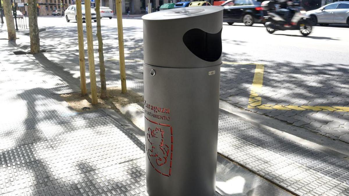 Las nuevas papeleras ya pueden verse por el paseo Independencia y el entorno de la Puerta del Carmen.