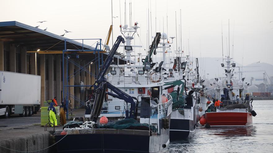 Los pescadores asturianos estudian paros de la flota contra la eólica marina