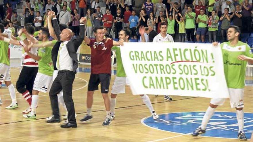 Los jugadores del Palma Futsal celebraron con su afición el pase a semifinales.