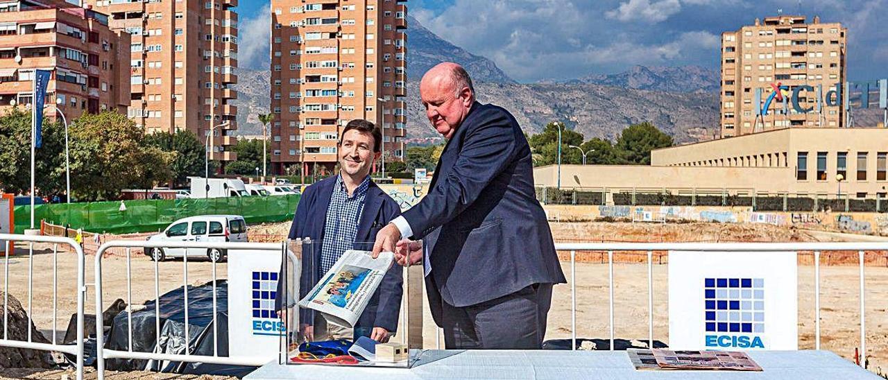 El presidente de Ecisa, Johnny de Gouveia (derecha), el pasado mes de febrero en Benidorm.