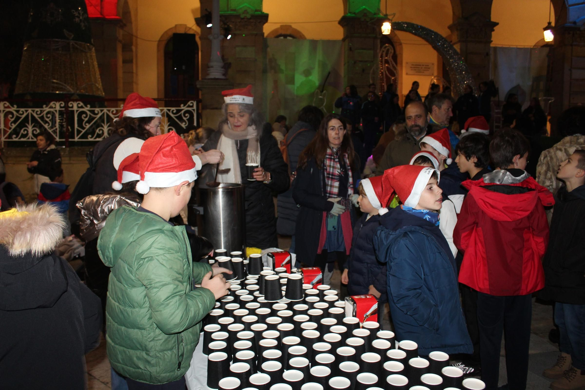 Villaviciosa 'descorcha' la Navidad con un brindis multitudinario