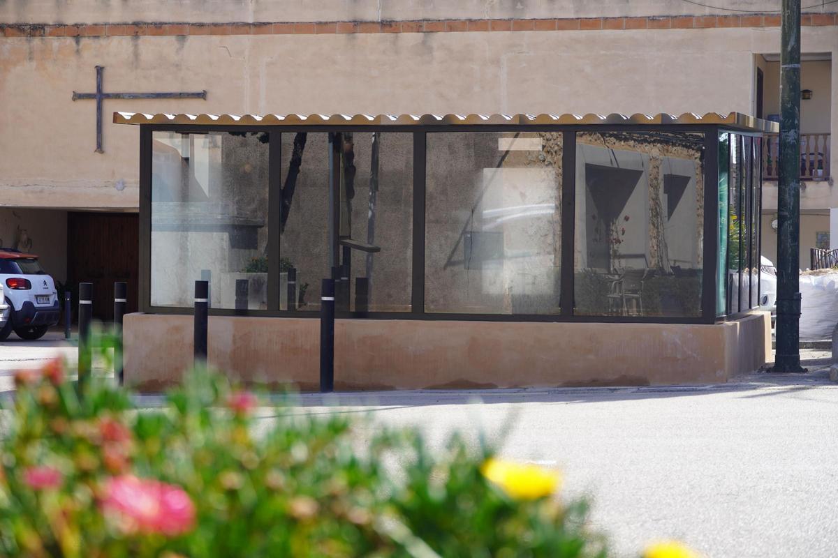 Imagen del cerramiento instalado por el Ayuntamiento, que permite la contemplación del refugio desde el exterior.