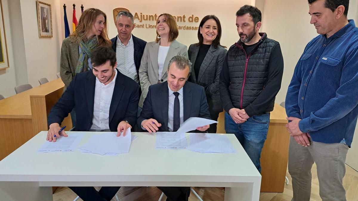 El alcalde Jaume Soler y el conseller Antoni Vera han firmado un convenio de colaboración.