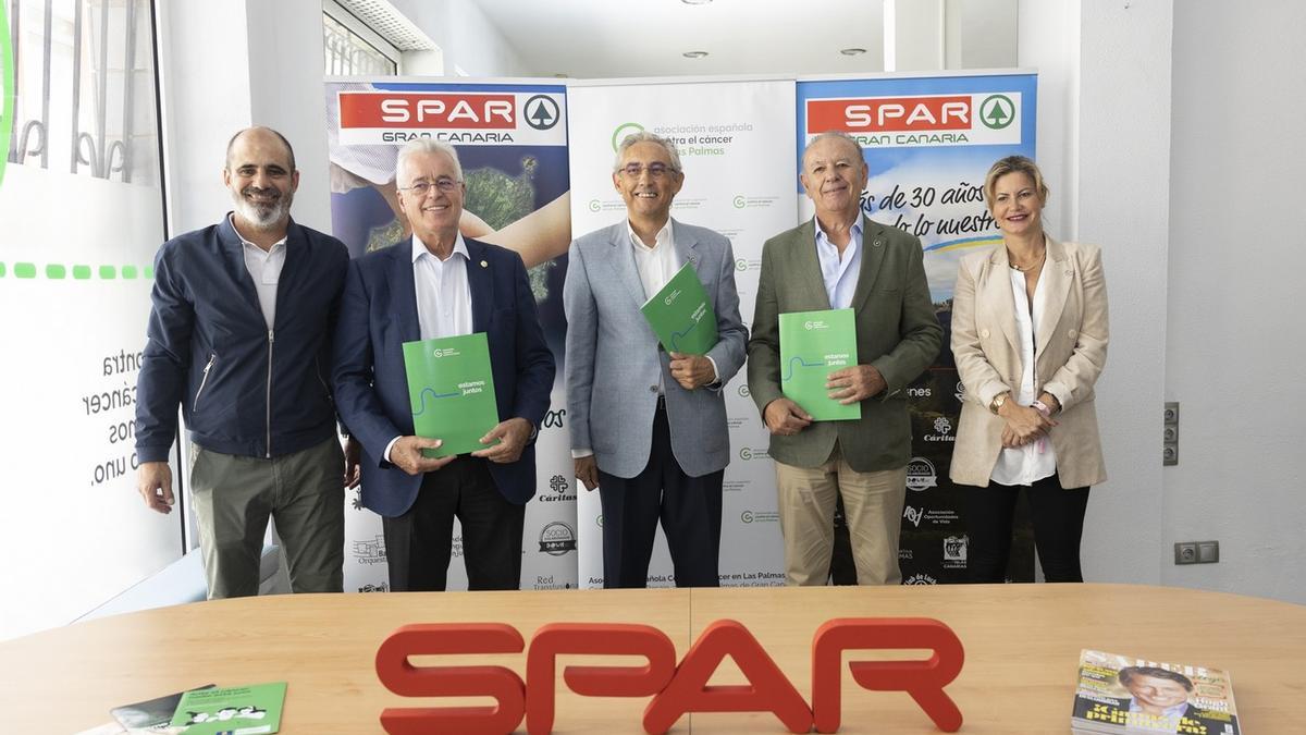 Los representantes de la Asociación y la directiva de SPAR Gran Canaria tras la firma.