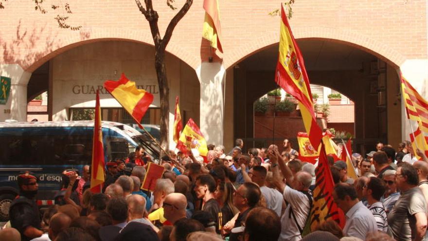 Un dels dos grups concentrats davant la caserna de la Guàrdia Civil.