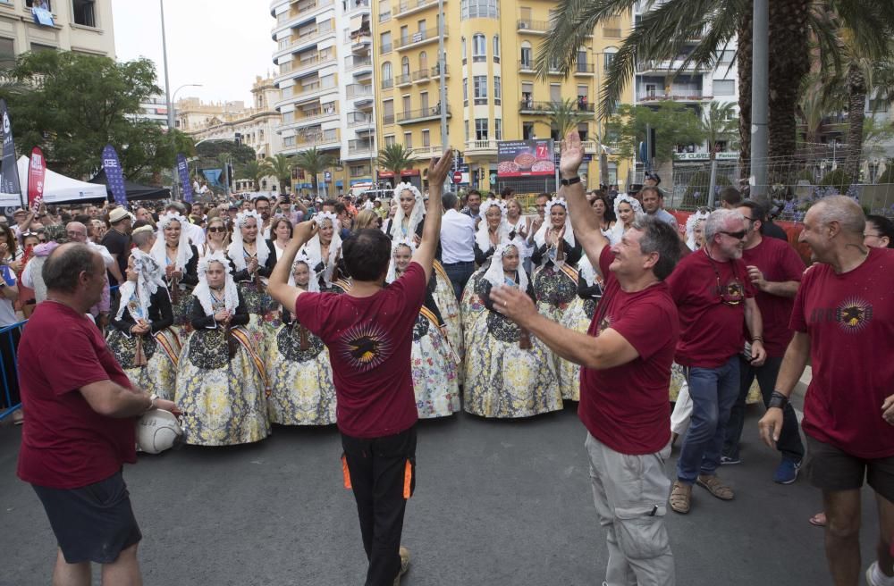 La sexta mascletà del concurso ofrece un espectáculo monótono, con un intenso final terrestre simultáneo que envuelve la plaza