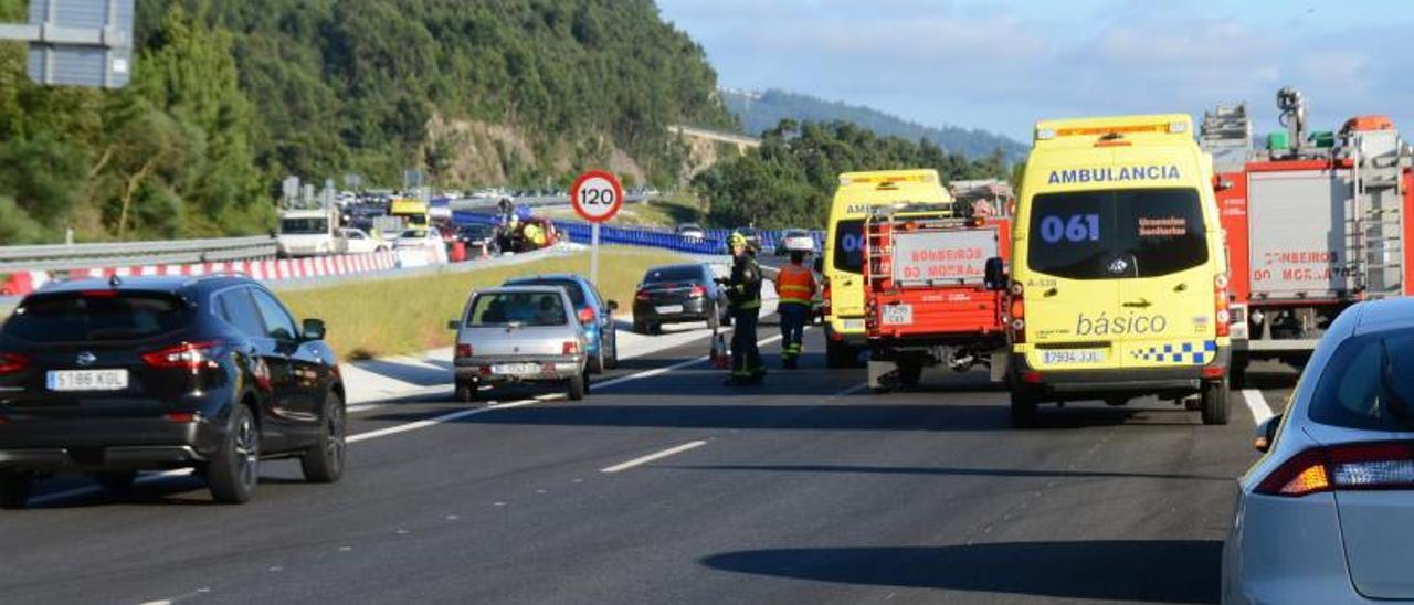 Imangen del operativo de emergencia que se montó en el corredor tras el accidente   | // FARO