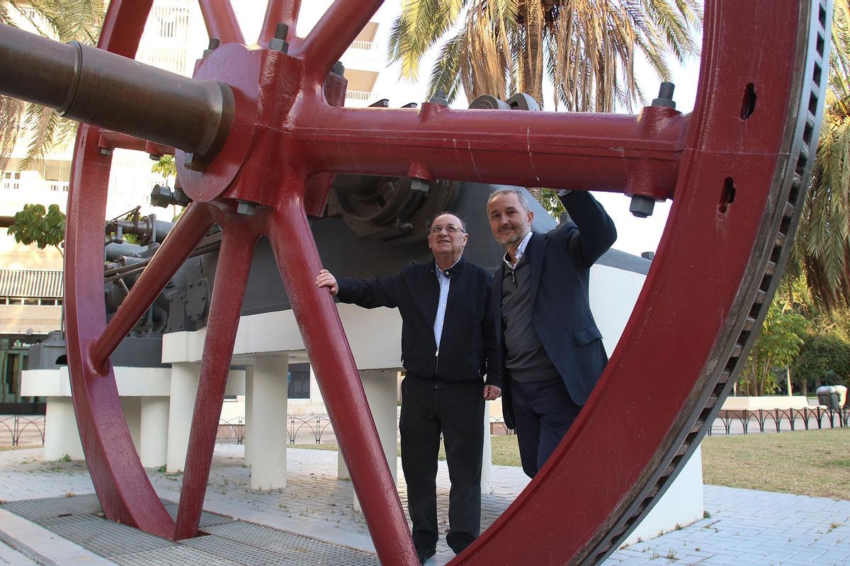 José Antonio Ruiz y Francisco Rodríguez Marín, hace cinco años, con motivo del XX aniversario de la asociación, en la máquina de vapor de la Azucarera que se encuentra, aún sin placa identificativa, en la avenida de Andalucía.