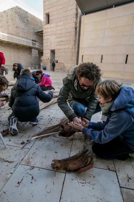 La Asociación de Palmereros y el Museo Arqueológico llevan a cabo talleres con niños para que aprendan a realizar las tradicionales antorchas