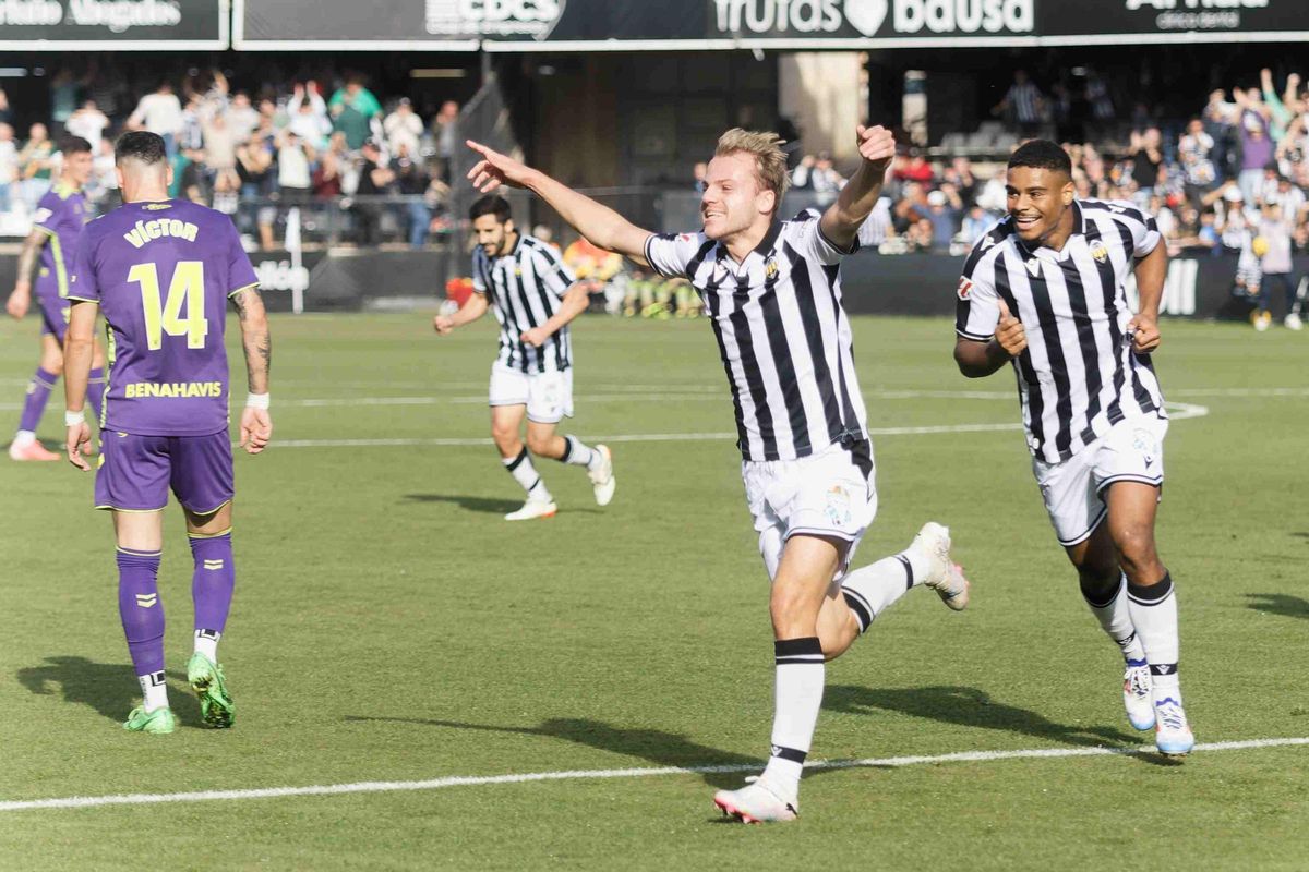 Van den Belt celebra un gol en el SkyFi Castalia.