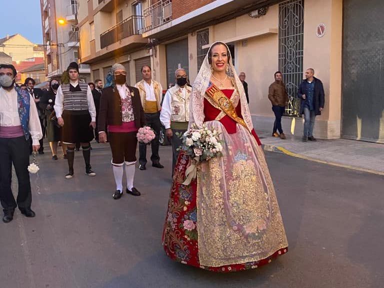 La falla de l'Oliveral reune a sus falleras mayores en una Ofrenda preparando el 75 aniversario